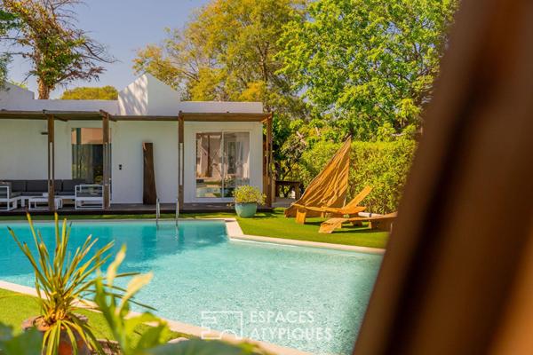 Villa contemporaine aux accents safari avec piscine et tennis