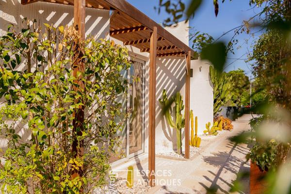 Villa contemporaine aux accents safari avec piscine et tennis