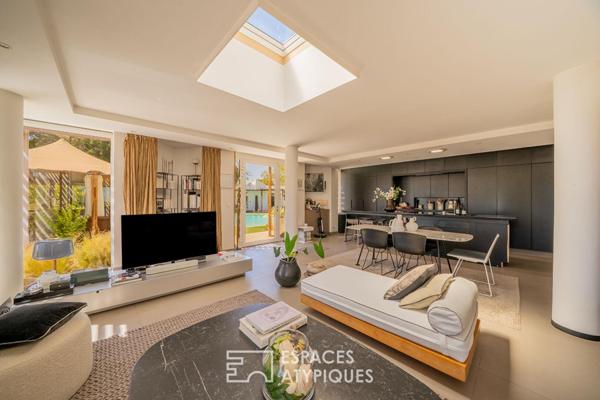 Villa contemporaine aux accents safari avec piscine et tennis