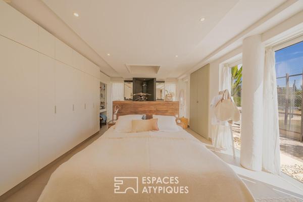 Villa contemporaine aux accents safari avec piscine et tennis