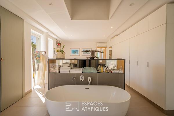 Villa contemporaine aux accents safari avec piscine et tennis