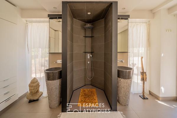 Villa contemporaine aux accents safari avec piscine et tennis