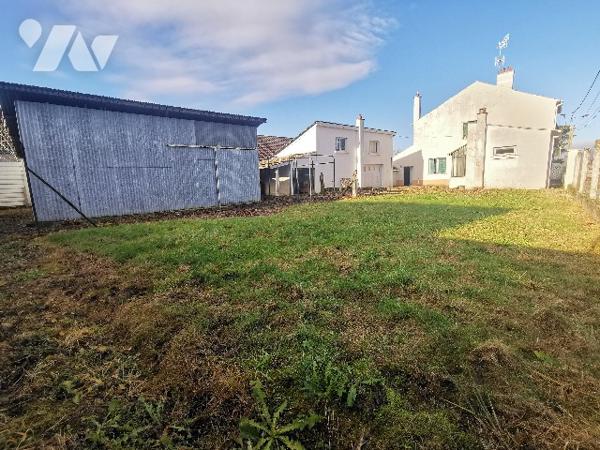 Nouveau à visiter sans tarder, venez découvrir cette belle maison avec ses nombreuses dépendances.