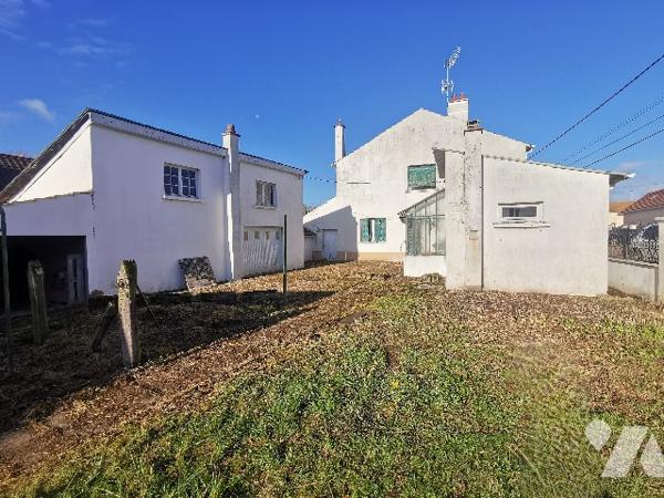 Nouveau à visiter sans tarder, venez découvrir cette belle maison avec ses nombreuses dépendances.