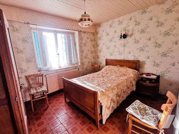 Nouveau à visiter sans tarder, venez découvrir cette belle maison avec ses nombreuses dépendances.