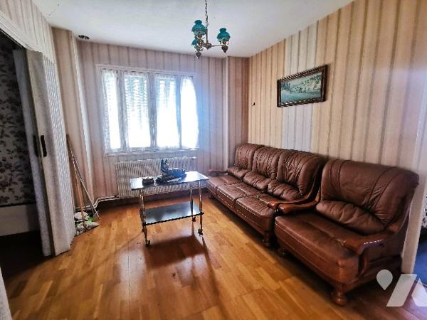 Nouveau à visiter sans tarder, venez découvrir cette belle maison avec ses nombreuses dépendances.