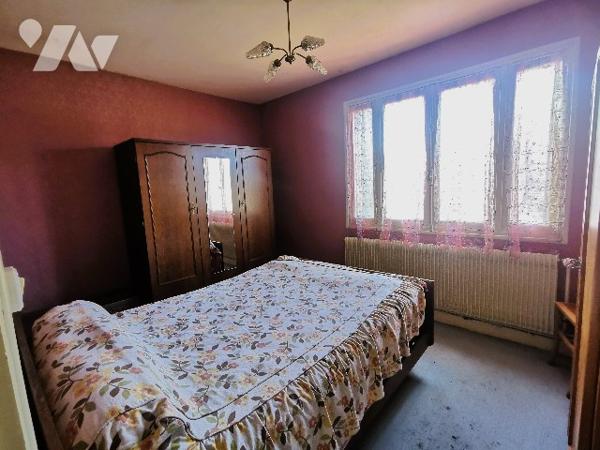 Nouveau à visiter sans tarder, venez découvrir cette belle maison avec ses nombreuses dépendances.