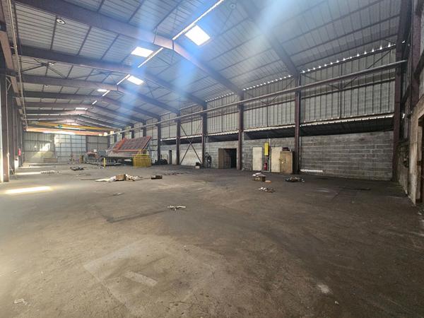 A LOUER - 8 000 m² FONCIER - 2 040 m² LOCAUX - VERTOU