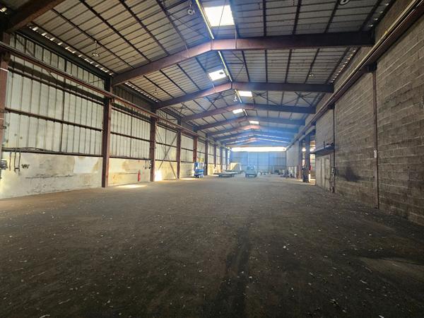 A LOUER - 8 000 m² FONCIER - 2 040 m² LOCAUX - VERTOU