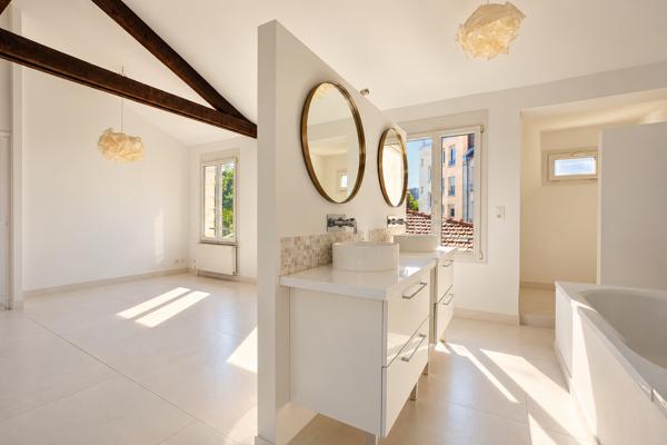 Maison
         3 pièces
        - 120 m² 895 000 € *
