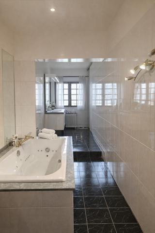 Gradignan (33170) Propriété de charme avec piscine au cœur d’un parc de 6 000 m² – Gradignan