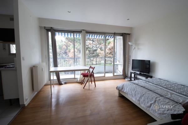 Studio meublé avec balcon dans résidence verdoyante