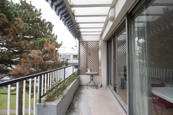 Studio meublé avec balcon dans résidence verdoyante