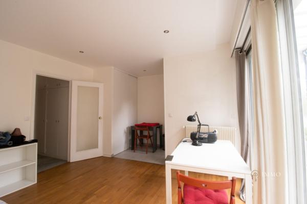 Studio meublé avec balcon dans résidence verdoyante