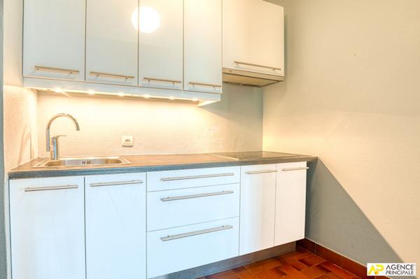 Versailles Notre Dame - Studio de 38.20 m² carrez situé au 1er étage avec ascenseur et box €345 000 ** - Référence 25480