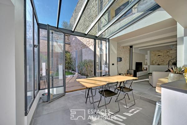 Maison pleine de charme avec extérieur intimiste et garage en coeur de village