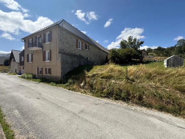 Appartement à vendre 6 pièces AGNIERES EN DEVOLUY (05) avec garage et jardin