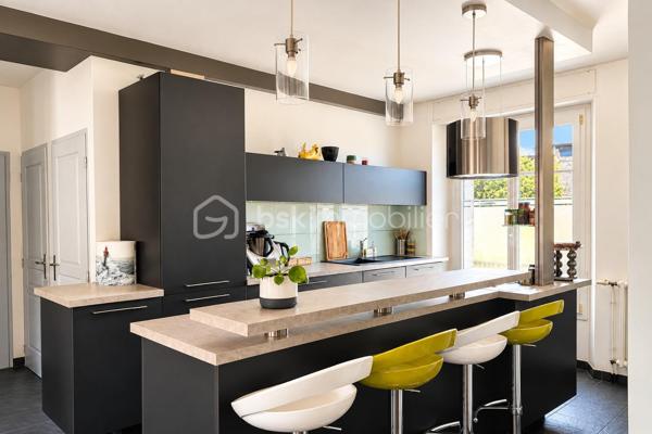 Au cœur de Fougères, à deux pas des commerces, cet appartement de 81,18 m², au 3ᵉ étage d'une copropriété bien entretenue. Il a été entièrement rénové en 2021, avec des matériaux de qualité.

L'entrée s'ouvre sur une cuisine (Schmidt) aménagée et équipée, avec un îlot bar. Elle donne sur une pièce de vie lumineuse de près de 24 m², exposée ouest, avec ses deux portes-fenêtres. A proximité une arrière cuisine aménagée.
Côté nuit, l'appartement compte deux chambres dont une grande chambre de plus de 16 m², avec un balcon sur rue, une seconde chambre de près de 14 m² sur parquet, avec un beau dressing. Une salle de bains avec vasque, baignoire et rangements, un WC séparé avec VMC et plusieurs placards aménagés dans le dégagement.

Les prestations : double vitrage PVC ; volets roulants électriques pilotés en domotique ; chaudière gaz individuelle à condensation ; interphone récemment remplacé.
Les annexes : une cave en sous-sol, et une place de parking privée dans une cour fermée et sécurisée. 

Les dépenses réelles actuelles sont d'environ 44 €/mois d'électricité et 104 €/mois de gaz, soit environ 1 780 €/an. 
Un appartement prêt à vivre, où il n'y a qu'à poser ses valises.