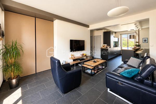 Au cœur de Fougères, à deux pas des commerces, cet appartement de 81,18 m², au 3ᵉ étage d'une copropriété bien entretenue. Il a été entièrement rénové en 2021, avec des matériaux de qualité.

L'entrée s'ouvre sur une cuisine (Schmidt) aménagée et équipée, avec un îlot bar. Elle donne sur une pièce de vie lumineuse de près de 24 m², exposée ouest, avec ses deux portes-fenêtres. A proximité une arrière cuisine aménagée.
Côté nuit, l'appartement compte deux chambres dont une grande chambre de plus de 16 m², avec un balcon sur rue, une seconde chambre de près de 14 m² sur parquet, avec un beau dressing. Une salle de bains avec vasque, baignoire et rangements, un WC séparé avec VMC et plusieurs placards aménagés dans le dégagement.

Les prestations : double vitrage PVC ; volets roulants électriques pilotés en domotique ; chaudière gaz individuelle à condensation ; interphone récemment remplacé.
Les annexes : une cave en sous-sol, et une place de parking privée dans une cour fermée et sécurisée. 

Les dépenses réelles actuelles sont d'environ 44 €/mois d'électricité et 104 €/mois de gaz, soit environ 1 780 €/an. 
Un appartement prêt à vivre, où il n'y a qu'à poser ses valises.