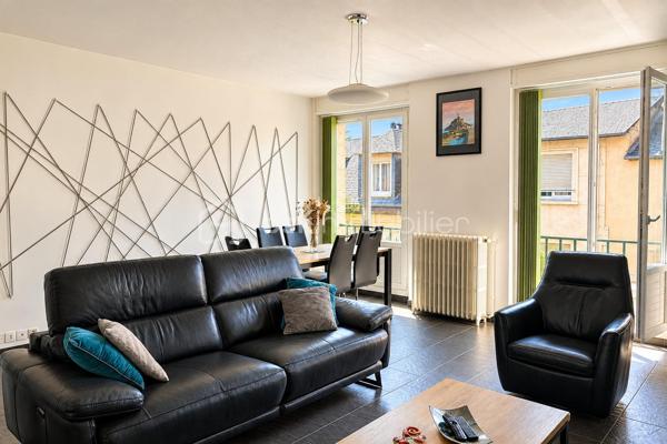Au cœur de Fougères, à deux pas des commerces, cet appartement de 81,18 m², au 3ᵉ étage d'une copropriété bien entretenue. Il a été entièrement rénové en 2021, avec des matériaux de qualité.

L'entrée s'ouvre sur une cuisine (Schmidt) aménagée et équipée, avec un îlot bar. Elle donne sur une pièce de vie lumineuse de près de 24 m², exposée ouest, avec ses deux portes-fenêtres. A proximité une arrière cuisine aménagée.
Côté nuit, l'appartement compte deux chambres dont une grande chambre de plus de 16 m², avec un balcon sur rue, une seconde chambre de près de 14 m² sur parquet, avec un beau dressing. Une salle de bains avec vasque, baignoire et rangements, un WC séparé avec VMC et plusieurs placards aménagés dans le dégagement.

Les prestations : double vitrage PVC ; volets roulants électriques pilotés en domotique ; chaudière gaz individuelle à condensation ; interphone récemment remplacé.
Les annexes : une cave en sous-sol, et une place de parking privée dans une cour fermée et sécurisée. 

Les dépenses réelles actuelles sont d'environ 44 €/mois d'électricité et 104 €/mois de gaz, soit environ 1 780 €/an. 
Un appartement prêt à vivre, où il n'y a qu'à poser ses valises.