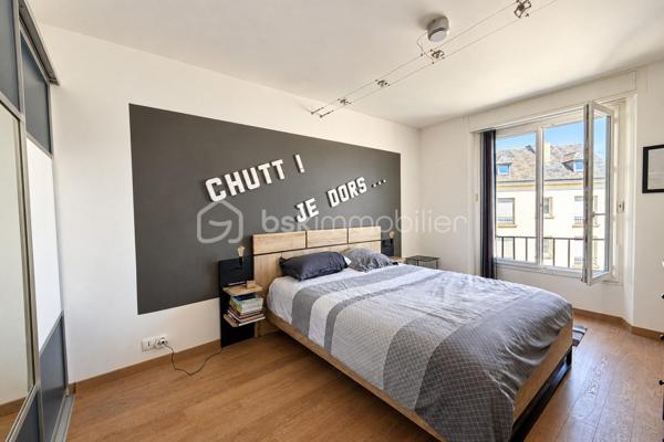 Au cœur de Fougères, à deux pas des commerces, cet appartement de 81,18 m², au 3ᵉ étage d'une copropriété bien entretenue. Il a été entièrement rénové en 2021, avec des matériaux de qualité.

L'entrée s'ouvre sur une cuisine (Schmidt) aménagée et équipée, avec un îlot bar. Elle donne sur une pièce de vie lumineuse de près de 24 m², exposée ouest, avec ses deux portes-fenêtres. A proximité une arrière cuisine aménagée.
Côté nuit, l'appartement compte deux chambres dont une grande chambre de plus de 16 m², avec un balcon sur rue, une seconde chambre de près de 14 m² sur parquet, avec un beau dressing. Une salle de bains avec vasque, baignoire et rangements, un WC séparé avec VMC et plusieurs placards aménagés dans le dégagement.

Les prestations : double vitrage PVC ; volets roulants électriques pilotés en domotique ; chaudière gaz individuelle à condensation ; interphone récemment remplacé.
Les annexes : une cave en sous-sol, et une place de parking privée dans une cour fermée et sécurisée. 

Les dépenses réelles actuelles sont d'environ 44 €/mois d'électricité et 104 €/mois de gaz, soit environ 1 780 €/an. 
Un appartement prêt à vivre, où il n'y a qu'à poser ses valises.