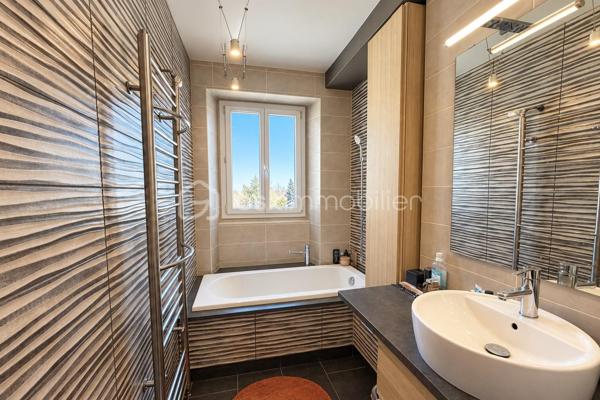 Au cœur de Fougères, à deux pas des commerces, cet appartement de 81,18 m², au 3ᵉ étage d'une copropriété bien entretenue. Il a été entièrement rénové en 2021, avec des matériaux de qualité.

L'entrée s'ouvre sur une cuisine (Schmidt) aménagée et équipée, avec un îlot bar. Elle donne sur une pièce de vie lumineuse de près de 24 m², exposée ouest, avec ses deux portes-fenêtres. A proximité une arrière cuisine aménagée.
Côté nuit, l'appartement compte deux chambres dont une grande chambre de plus de 16 m², avec un balcon sur rue, une seconde chambre de près de 14 m² sur parquet, avec un beau dressing. Une salle de bains avec vasque, baignoire et rangements, un WC séparé avec VMC et plusieurs placards aménagés dans le dégagement.

Les prestations : double vitrage PVC ; volets roulants électriques pilotés en domotique ; chaudière gaz individuelle à condensation ; interphone récemment remplacé.
Les annexes : une cave en sous-sol, et une place de parking privée dans une cour fermée et sécurisée. 

Les dépenses réelles actuelles sont d'environ 44 €/mois d'électricité et 104 €/mois de gaz, soit environ 1 780 €/an. 
Un appartement prêt à vivre, où il n'y a qu'à poser ses valises.