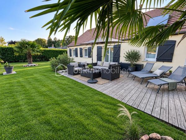 À 12 Min de Gisors , Venez découvrir cette maison parfaitement entretenue, édifiée sur un terrain de 875 m², située dans un environnement calme et agréable. Fonctionnelle et particulièrement bien isolée, elle ne nécessite aucun travaux.

Dès l’entrée, vous profiterez d’une belle pièce de vie de 47 m² avec cuisine ouverte, offrant un espace convivial et lumineux. La cuisine restera entièrement équipée, avec notamment son réfrigérateur américain.

L’espace nuit se compose de trois chambres, dont deux de 9 m² et une de 10.5 m², ainsi que d’une salle d’eau et de WC séparés.

Un garage attenant de 17 m² complète la partie principale de la maison.

À l’extérieur, vous bénéficierez d’une agréable terrasse de 35 m² exposée sud-est, idéale pour profiter des beaux jours, ainsi que de plusieurs dépendances :

    un abri bois de 11 m² ;
    un appentis de 9 m² ;
    un second garage indépendant de 17 m².

Le terrain dispose également d’un puits équipé d’une pompe, très pratique pour l’arrosage du jardin. Assainissement individuel par fosse septique.

Un véritable atout : ses performances énergétiques. La maison a bénéficié de nombreux travaux d’amélioration : isolation thermique extérieure complète, isolation du vide sanitaire et des combles, ainsi qu’un ballon d’eau chaude solaire. Ces équipements contribuent à son bon DPE et à une consommation énergétique maîtrisée.

Maison saine, performante et très bien entretenue, sans travaux à prévoir, offrant de beaux espaces et un cadre de vie paisible.

Une maison fonctionnelle et économe à découvrir rapidement !