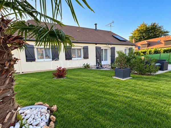 À 12 Min de Gisors , Venez découvrir cette maison parfaitement entretenue, édifiée sur un terrain de 875 m², située dans un environnement calme et agréable. Fonctionnelle et particulièrement bien isolée, elle ne nécessite aucun travaux.

Dès l’entrée, vous profiterez d’une belle pièce de vie de 47 m² avec cuisine ouverte, offrant un espace convivial et lumineux. La cuisine restera entièrement équipée, avec notamment son réfrigérateur américain.

L’espace nuit se compose de trois chambres, dont deux de 9 m² et une de 10.5 m², ainsi que d’une salle d’eau et de WC séparés.

Un garage attenant de 17 m² complète la partie principale de la maison.

À l’extérieur, vous bénéficierez d’une agréable terrasse de 35 m² exposée sud-est, idéale pour profiter des beaux jours, ainsi que de plusieurs dépendances :

    un abri bois de 11 m² ;
    un appentis de 9 m² ;
    un second garage indépendant de 17 m².

Le terrain dispose également d’un puits équipé d’une pompe, très pratique pour l’arrosage du jardin. Assainissement individuel par fosse septique.

Un véritable atout : ses performances énergétiques. La maison a bénéficié de nombreux travaux d’amélioration : isolation thermique extérieure complète, isolation du vide sanitaire et des combles, ainsi qu’un ballon d’eau chaude solaire. Ces équipements contribuent à son bon DPE et à une consommation énergétique maîtrisée.

Maison saine, performante et très bien entretenue, sans travaux à prévoir, offrant de beaux espaces et un cadre de vie paisible.

Une maison fonctionnelle et économe à découvrir rapidement !