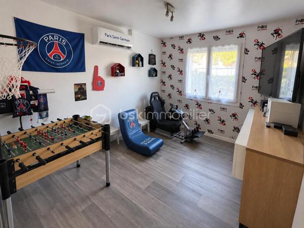 À 12 Min de Gisors , Venez découvrir cette maison parfaitement entretenue, édifiée sur un terrain de 875 m², située dans un environnement calme et agréable. Fonctionnelle et particulièrement bien isolée, elle ne nécessite aucun travaux.

Dès l’entrée, vous profiterez d’une belle pièce de vie de 47 m² avec cuisine ouverte, offrant un espace convivial et lumineux. La cuisine restera entièrement équipée, avec notamment son réfrigérateur américain.

L’espace nuit se compose de trois chambres, dont deux de 9 m² et une de 10.5 m², ainsi que d’une salle d’eau et de WC séparés.

Un garage attenant de 17 m² complète la partie principale de la maison.

À l’extérieur, vous bénéficierez d’une agréable terrasse de 35 m² exposée sud-est, idéale pour profiter des beaux jours, ainsi que de plusieurs dépendances :

    un abri bois de 11 m² ;
    un appentis de 9 m² ;
    un second garage indépendant de 17 m².

Le terrain dispose également d’un puits équipé d’une pompe, très pratique pour l’arrosage du jardin. Assainissement individuel par fosse septique.

Un véritable atout : ses performances énergétiques. La maison a bénéficié de nombreux travaux d’amélioration : isolation thermique extérieure complète, isolation du vide sanitaire et des combles, ainsi qu’un ballon d’eau chaude solaire. Ces équipements contribuent à son bon DPE et à une consommation énergétique maîtrisée.

Maison saine, performante et très bien entretenue, sans travaux à prévoir, offrant de beaux espaces et un cadre de vie paisible.

Une maison fonctionnelle et économe à découvrir rapidement !