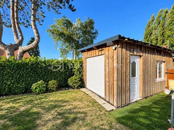 À 12 Min de Gisors , Venez découvrir cette maison parfaitement entretenue, édifiée sur un terrain de 875 m², située dans un environnement calme et agréable. Fonctionnelle et particulièrement bien isolée, elle ne nécessite aucun travaux.

Dès l’entrée, vous profiterez d’une belle pièce de vie de 47 m² avec cuisine ouverte, offrant un espace convivial et lumineux. La cuisine restera entièrement équipée, avec notamment son réfrigérateur américain.

L’espace nuit se compose de trois chambres, dont deux de 9 m² et une de 10.5 m², ainsi que d’une salle d’eau et de WC séparés.

Un garage attenant de 17 m² complète la partie principale de la maison.

À l’extérieur, vous bénéficierez d’une agréable terrasse de 35 m² exposée sud-est, idéale pour profiter des beaux jours, ainsi que de plusieurs dépendances :

    un abri bois de 11 m² ;
    un appentis de 9 m² ;
    un second garage indépendant de 17 m².

Le terrain dispose également d’un puits équipé d’une pompe, très pratique pour l’arrosage du jardin. Assainissement individuel par fosse septique.

Un véritable atout : ses performances énergétiques. La maison a bénéficié de nombreux travaux d’amélioration : isolation thermique extérieure complète, isolation du vide sanitaire et des combles, ainsi qu’un ballon d’eau chaude solaire. Ces équipements contribuent à son bon DPE et à une consommation énergétique maîtrisée.

Maison saine, performante et très bien entretenue, sans travaux à prévoir, offrant de beaux espaces et un cadre de vie paisible.

Une maison fonctionnelle et économe à découvrir rapidement !