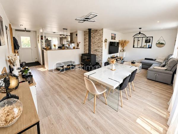 À 12 Min de Gisors , Venez découvrir cette maison parfaitement entretenue, édifiée sur un terrain de 875 m², située dans un environnement calme et agréable. Fonctionnelle et particulièrement bien isolée, elle ne nécessite aucun travaux.

Dès l’entrée, vous profiterez d’une belle pièce de vie de 47 m² avec cuisine ouverte, offrant un espace convivial et lumineux. La cuisine restera entièrement équipée, avec notamment son réfrigérateur américain.

L’espace nuit se compose de trois chambres, dont deux de 9 m² et une de 10.5 m², ainsi que d’une salle d’eau et de WC séparés.

Un garage attenant de 17 m² complète la partie principale de la maison.

À l’extérieur, vous bénéficierez d’une agréable terrasse de 35 m² exposée sud-est, idéale pour profiter des beaux jours, ainsi que de plusieurs dépendances :

    un abri bois de 11 m² ;
    un appentis de 9 m² ;
    un second garage indépendant de 17 m².

Le terrain dispose également d’un puits équipé d’une pompe, très pratique pour l’arrosage du jardin. Assainissement individuel par fosse septique.

Un véritable atout : ses performances énergétiques. La maison a bénéficié de nombreux travaux d’amélioration : isolation thermique extérieure complète, isolation du vide sanitaire et des combles, ainsi qu’un ballon d’eau chaude solaire. Ces équipements contribuent à son bon DPE et à une consommation énergétique maîtrisée.

Maison saine, performante et très bien entretenue, sans travaux à prévoir, offrant de beaux espaces et un cadre de vie paisible.

Une maison fonctionnelle et économe à découvrir rapidement !
