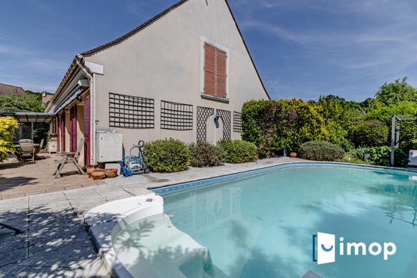 Maison familiale avec piscine et beaux volumes – Terrain de 1135 m²