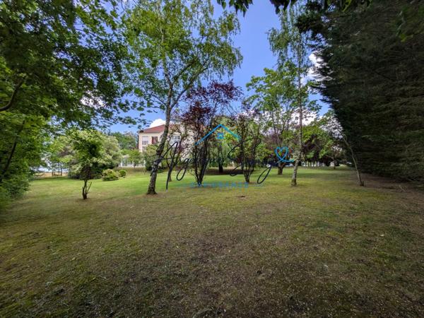 Calme, confort et commodités : découvrez ce T3 au cœur d’une résidence arborée