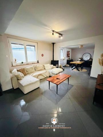 jolie maison famillialle entièrement rénové avec un trés beau jardin