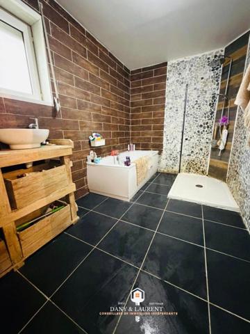 jolie maison famillialle entièrement rénové avec un trés beau jardin