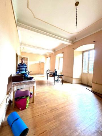 73100-Manoir historique,ancien château Mouxy  (comtes de LOCHE ) + terrain 8484 m2  + option de construire 2 lots