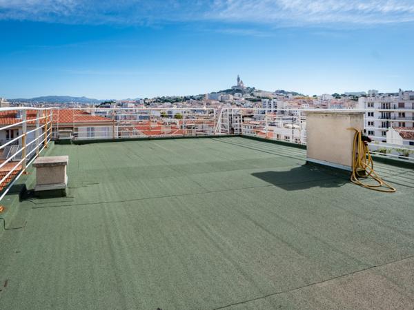 Marseille (13007) // Maison avec terrasses, cour, atelier et studio indépendant – Vue imprenable sur la Bonne Mère//