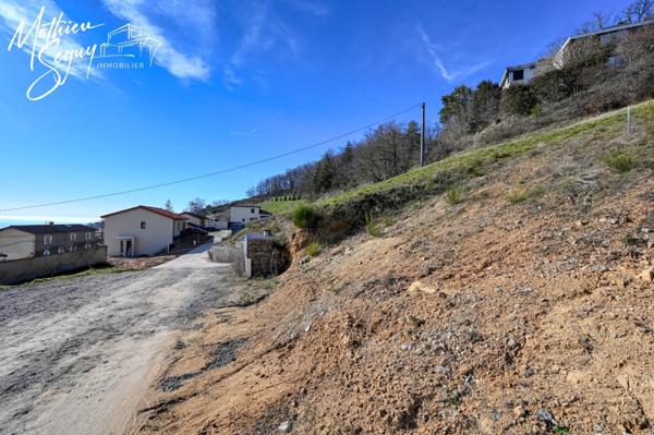 Terrain constructible, verdoyant, bien situé et idéal pour une construction sur mesure !