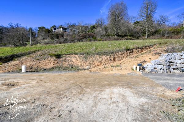 Terrain constructible, verdoyant, bien situé et idéal pour une construction sur mesure !