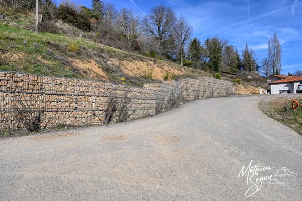 Terrain constructible, verdoyant, bien situé et idéal pour une construction sur mesure !