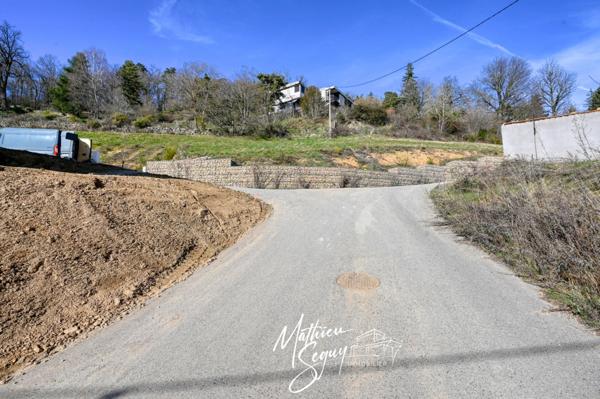 Terrain constructible, verdoyant, bien situé et idéal pour une construction sur mesure !