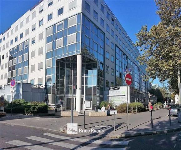 Location bureaux lumineux surfaces modulables à Lyon 3 avec parking