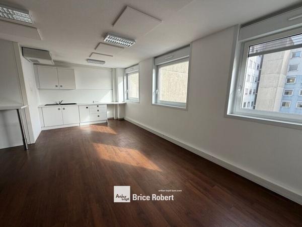 Location bureaux lumineux surfaces modulables à Lyon 3 avec parking