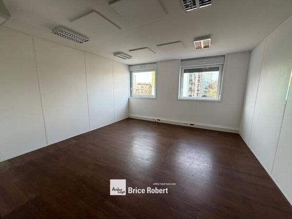 Location bureaux lumineux surfaces modulables à Lyon 3 avec parking