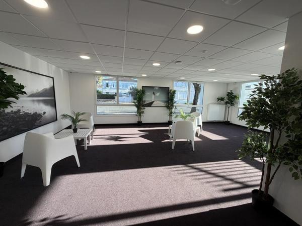 BUREAU NEUF 35 M² À LOUER DANS UN ENVIRONNEMENT CALME ET ACCESSIBLE