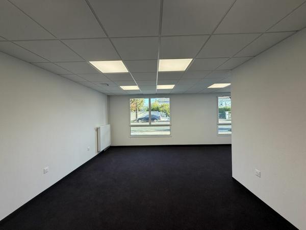 BUREAU NEUF 35 M² À LOUER DANS UN ENVIRONNEMENT CALME ET ACCESSIBLE