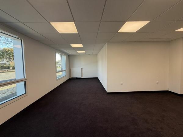 BUREAU NEUF 35 M² À LOUER DANS UN ENVIRONNEMENT CALME ET ACCESSIBLE