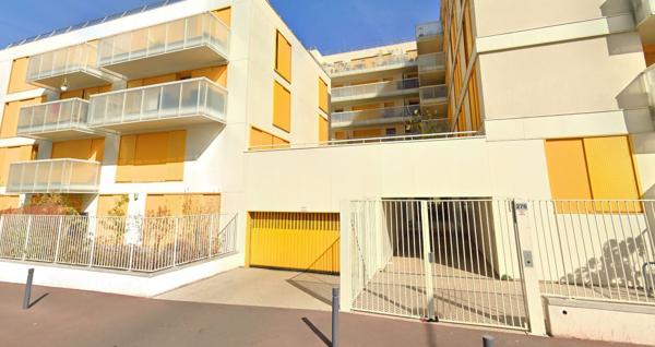 A louer parking sécurisé 10 m2 ( Petit Nanterre  )