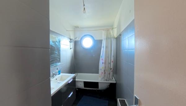 Maison 101m² 5 pièces 4 chambres (dont 1 avec salle d'eau au RdC) avec jardin et garage