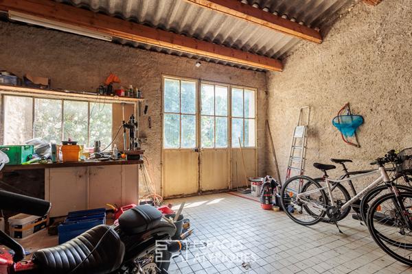 Corps de ferme dans écrin de nature à rénover